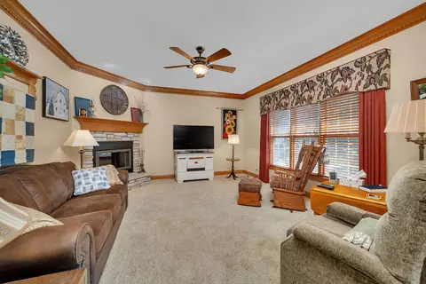Living - 529 E Hunter Ln, Minooka, IL 60447 photo 2 of 3