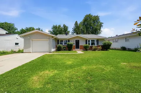 256 Walnut Dr, Saint Charles, IL 60174