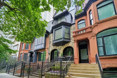 Exterior - 111 E Bellevue Pl, Chicago, IL 60611 photo 3 of 4