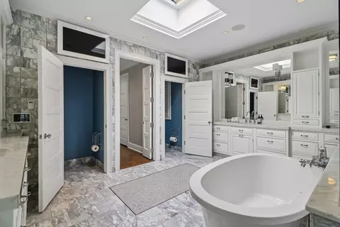 Bath - 111 E Bellevue Pl, Chicago, IL 60611 photo 5 of 9
