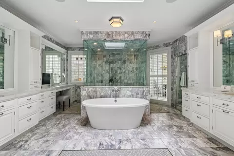 Bath - 111 E Bellevue Pl, Chicago, IL 60611 photo 1 of 9