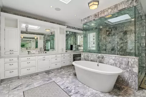 Bath - 111 E Bellevue Pl, Chicago, IL 60611 photo 3 of 9