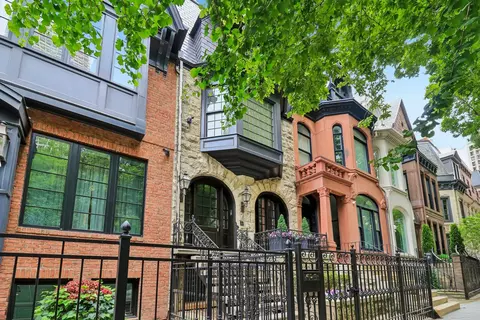 Exterior - 111 E Bellevue Pl, Chicago, IL 60611 photo 2 of 4
