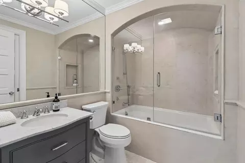 Bath - 111 E Bellevue Pl, Chicago, IL 60611 photo 6 of 9
