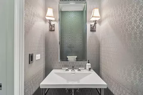 Bath - 111 E Bellevue Pl, Chicago, IL 60611 photo 8 of 9
