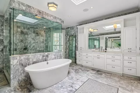 Bath - 111 E Bellevue Pl, Chicago, IL 60611 photo 2 of 9