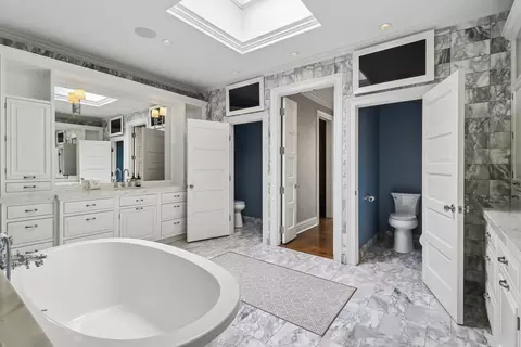 Bath - 111 E Bellevue Pl, Chicago, IL 60611 photo 4 of 9