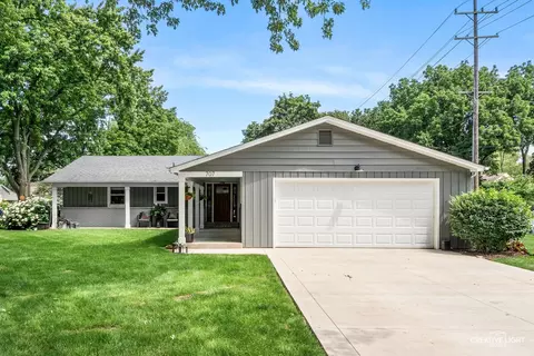 707 Maple Ln, Batavia, IL 60510
