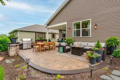 Exterior - 324 S Fork Dr, Gurnee, IL 60031 photo 2 of 5
