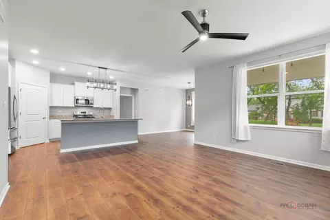 Living - 324 S Fork Dr, Gurnee, IL 60031 photo 2 of 2