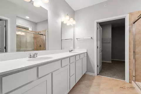 Entry Way - 324 S Fork Dr, Gurnee, IL 60031 photo 2 of 3