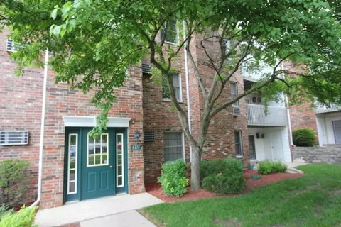 4316 W Shamrock Ln #2D, Mchenry, IL 60050