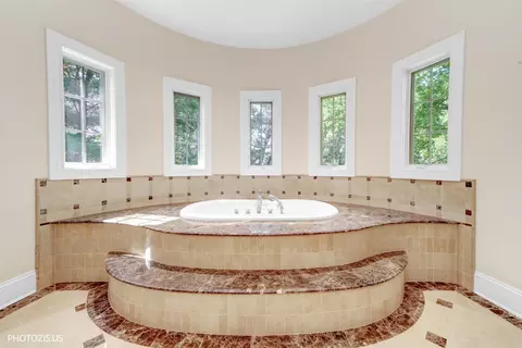 Bath - 2895 Keystone Rd, Northbrook, IL 60062 photo 3 of 11