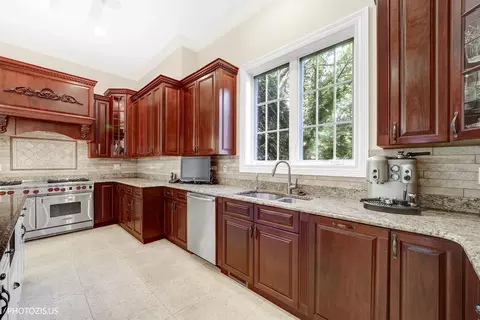 Kitchen - 2895 Keystone Rd, Northbrook, IL 60062 photo 9 of 10