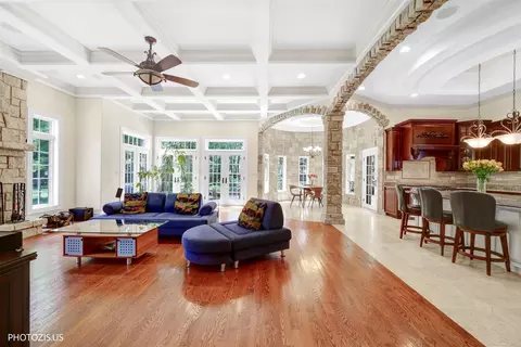 Living - 2895 Keystone Rd, Northbrook, IL 60062 photo 2 of 6