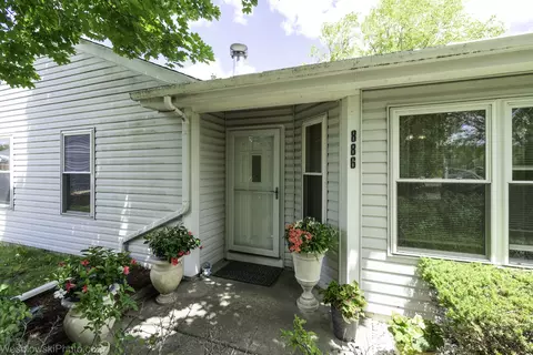 886 Quincy Ct, Island Lake, IL 60042