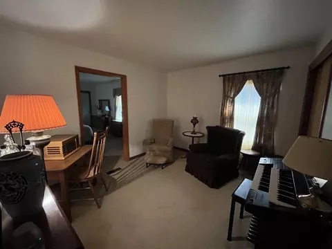 Living - 526 Edwards St, Kewanee, IL 61443 photo 4 of 4