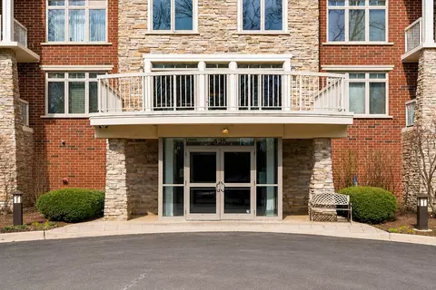 425 Benjamin Dr #202, Vernon Hills, IL 60061