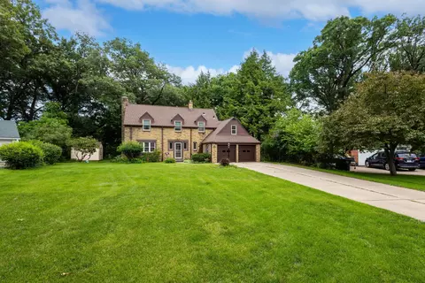Exterior - 2310 16th Ave, Moline, IL 61265 photo 3 of 10
