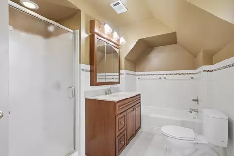Bath - 2310 16th Ave, Moline, IL 61265 photo 3 of 3