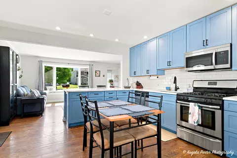 Kitchen - 2409 Robin Ln, Rolling Meadows, IL 60008 photo 4 of 5