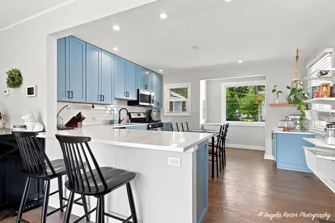 Kitchen - 2409 Robin Ln, Rolling Meadows, IL 60008 photo 2 of 5