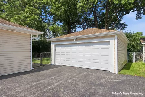 Exterior - 2409 Robin Ln, Rolling Meadows, IL 60008 photo 4 of 11