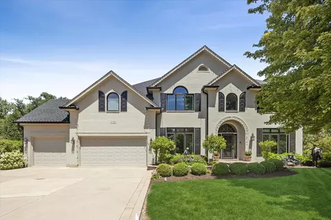 2 S351 Chaucer Ct, Glen Ellyn, IL 60137
