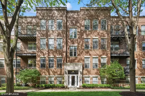 303 W Scott St #402, Chicago, IL 60610