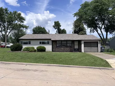 1904 N Oak St, Bettendorf, IA 52722
