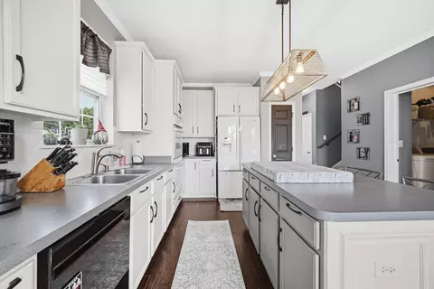 Kitchen - 3097 Chalkstone Ave, Elgin, IL 60124 photo 2 of 3