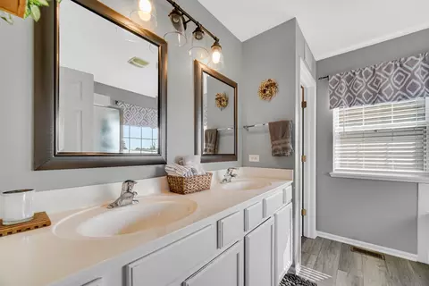 Bath - 3097 Chalkstone Ave, Elgin, IL 60124 photo 3 of 4