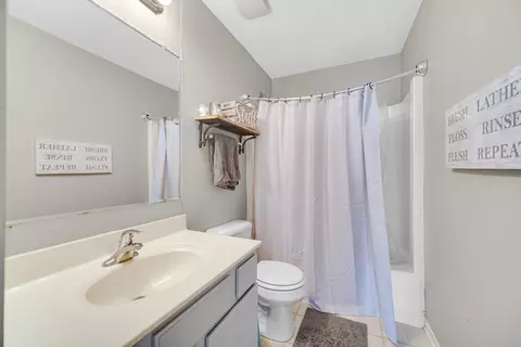 Bath - 3097 Chalkstone Ave, Elgin, IL 60124 photo 2 of 4