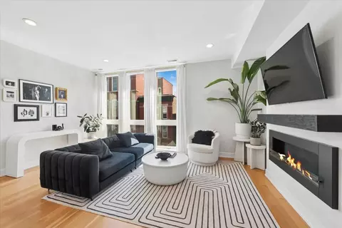 722 N Ada St #3, Chicago, IL 60642