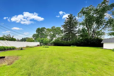 Exterior - 801 E Golfview Dr, Mount Prospect, IL 60056 photo 12 of 13