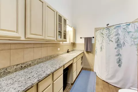 Bath - 801 E Golfview Dr, Mount Prospect, IL 60056 photo 1 of 6