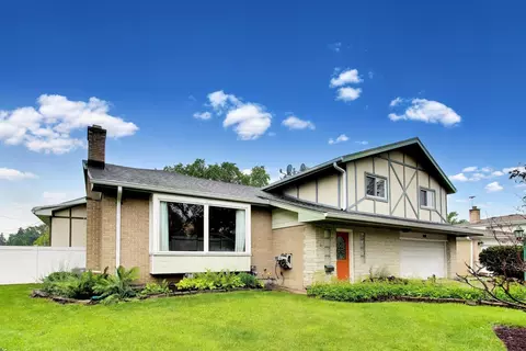 Exterior - 801 E Golfview Dr, Mount Prospect, IL 60056 photo 2 of 13