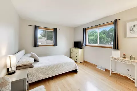 Bedroom - 801 E Golfview Dr, Mount Prospect, IL 60056 photo 5 of 6