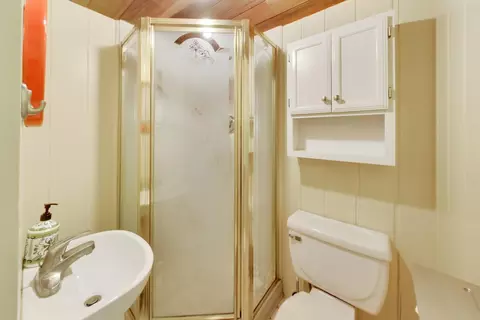 Bath - 801 E Golfview Dr, Mount Prospect, IL 60056 photo 6 of 6