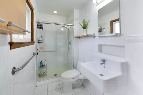 Bath - 801 E Golfview Dr, Mount Prospect, IL 60056 photo 3 of 6