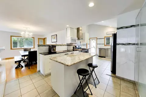 Kitchen - 801 E Golfview Dr, Mount Prospect, IL 60056 photo 4 of 4
