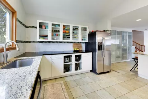 Kitchen - 801 E Golfview Dr, Mount Prospect, IL 60056 photo 1 of 4