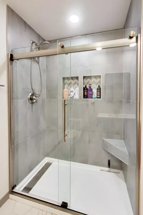 Bath - 801 E Golfview Dr, Mount Prospect, IL 60056 photo 5 of 6