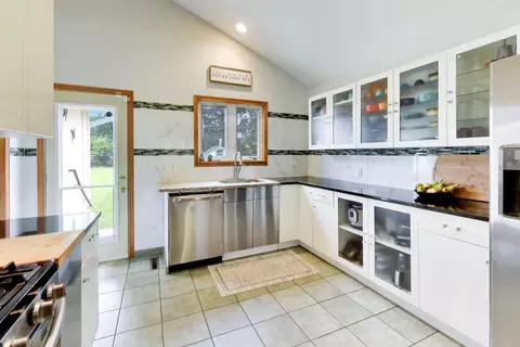Kitchen - 801 E Golfview Dr, Mount Prospect, IL 60056 photo 3 of 4