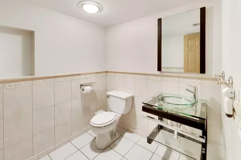Bath - 801 E Golfview Dr, Mount Prospect, IL 60056 photo 2 of 6