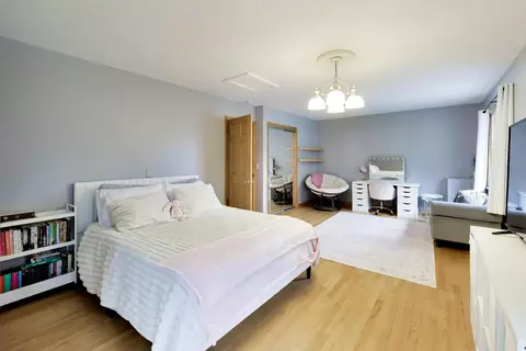 Bedroom - 801 E Golfview Dr, Mount Prospect, IL 60056 photo 3 of 6