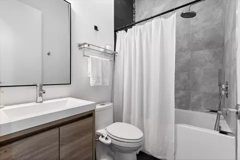 Bath - 1339 W Ancona St, Chicago, IL 60642 photo 4 of 5