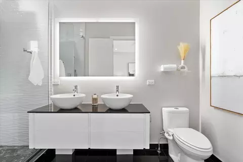 Bath - 1339 W Ancona St, Chicago, IL 60642 photo 2 of 5