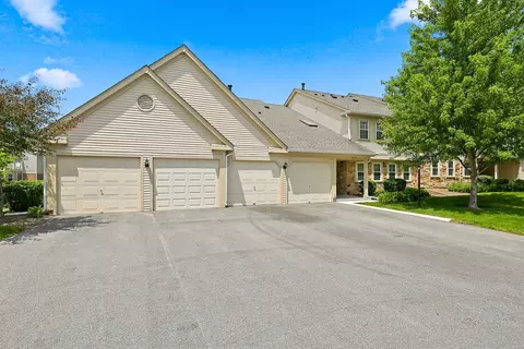 2326 Knollwood Ct #W2, Schaumburg, IL 60194