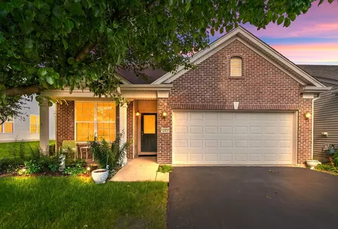 12472 Wedgemere Dr, Huntley, IL 60142